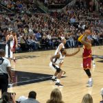 Wembanyama y Paul lideran: Spurs vencen a Jazz en NBA