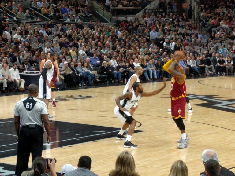 Wembanyama y Paul lideran: Spurs vencen a Jazz en NBA