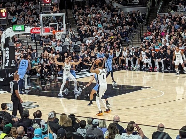 Triple-doble de Morant impulsa dominio de Grizzlies sobre Bucks