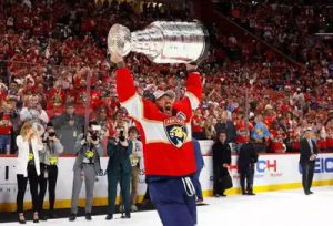 Leyenda de Panthers lleva energía a nuevo rol en NHL tras retiro