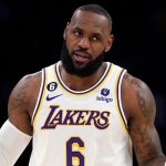 LeBron James niega reducción salarial, leyenda de Celtics ruega a Lakers hablar