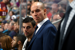 Entrenador de Capitals promete audazmente tras derrota ante Hurricanes