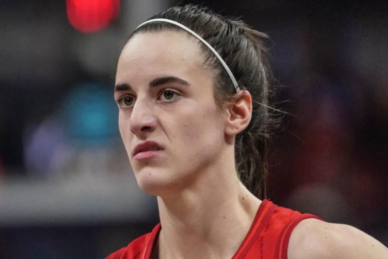 Ex-estrella de Carolina del Sur cae ante fans de Caitlin Clark