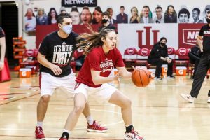 ¿Valor neto y contrato de Mackenzie Holmes en 2025