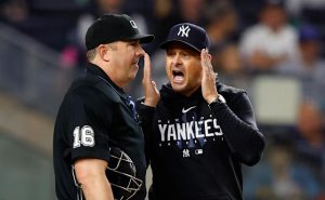 Aaron Boone expulsado por 2ª vez tras polémica con novato de Yankees