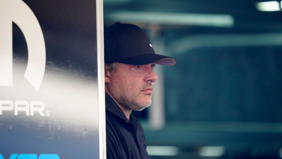 Piloto de NASCAR casi deja el deporte tras perder mentoría de Stewart