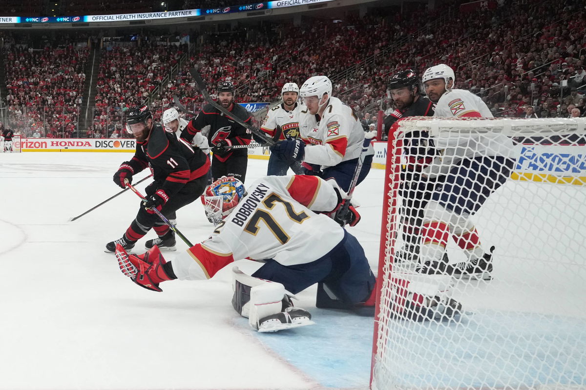 Canes’ en problemas contra Panthers, error costoso afecta Copa Stanley