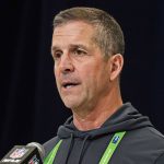Harbaugh enfrenta plazo de $43.5M con Jackson, QB de Ravens, ausente en OTA