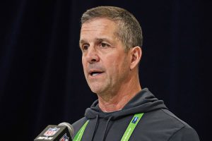 Harbaugh enfrenta plazo de $43.5M con Jackson, QB de Ravens, ausente en OTA