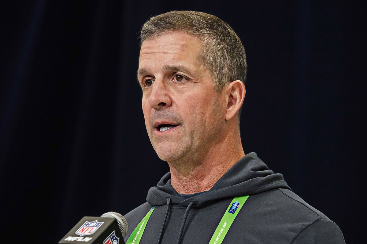 Harbaugh enfrenta plazo de $43.5M con Jackson, QB de Ravens, ausente en OTA